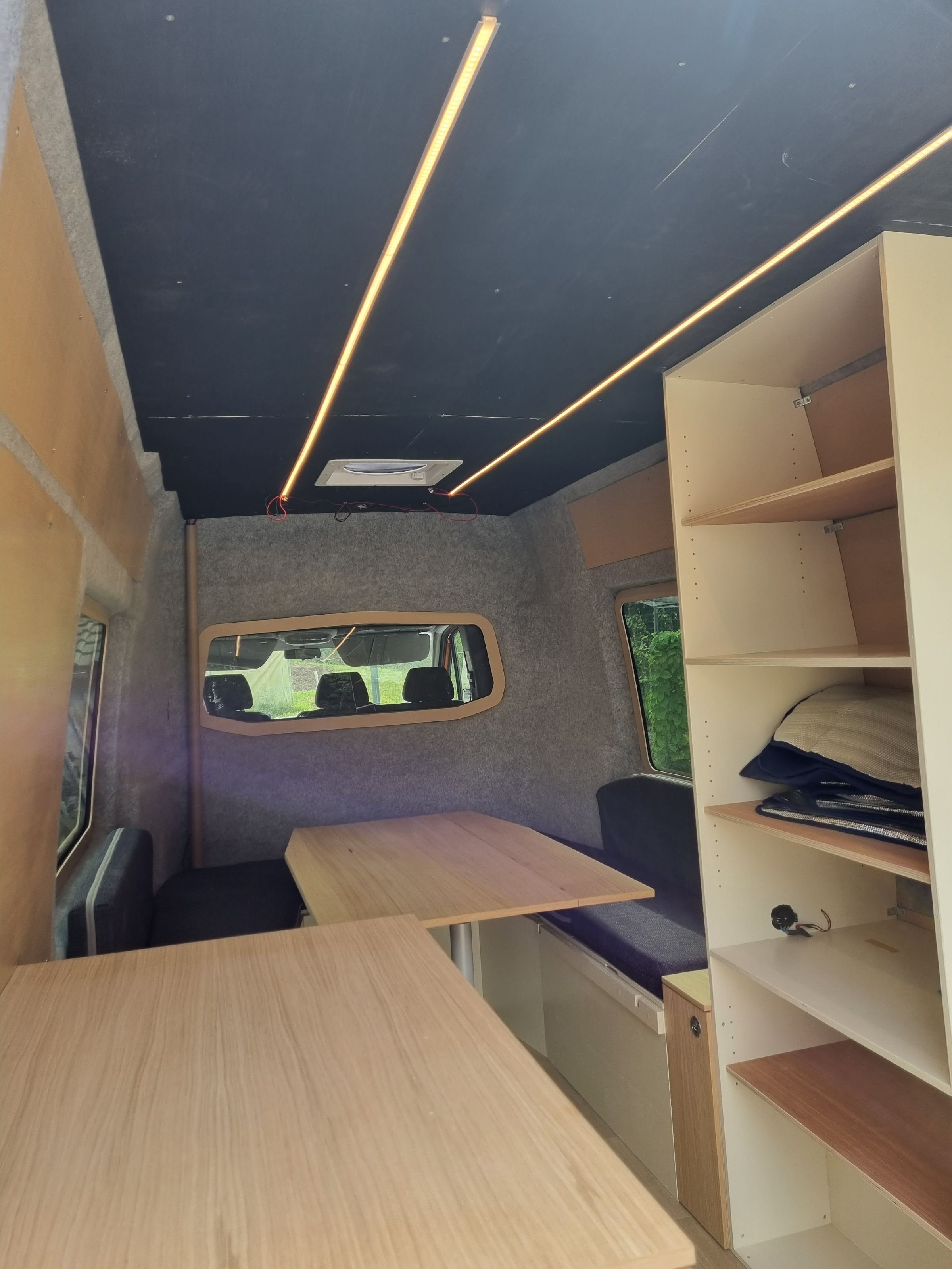 Ajout des meubles, des coussins et de la table